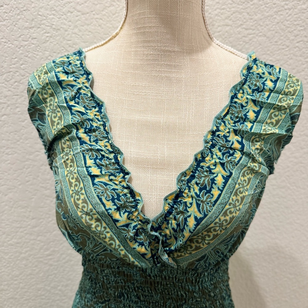Green Paisley Maxi Dress with V-Neck and Elastic Waist and Sleeveless Design. - Picture 6 of 7